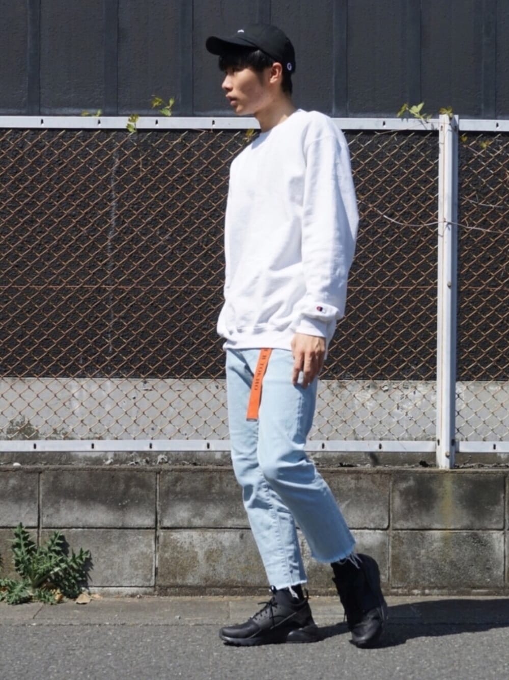 「休日スタイル、はるコーデ、シンプル、カジュアル、デニムパンツ、差し色、キャップ、スニーカー、ドラフトナイキ、ナイキ」｜「NIKEのNIKE / ナイキ: AIR HUARACHE / エアハラチ#（スニーカー、ブラック系）」を使った、Mikinori さん（メンズ・175cm）の春コーディネートの1枚目の写真