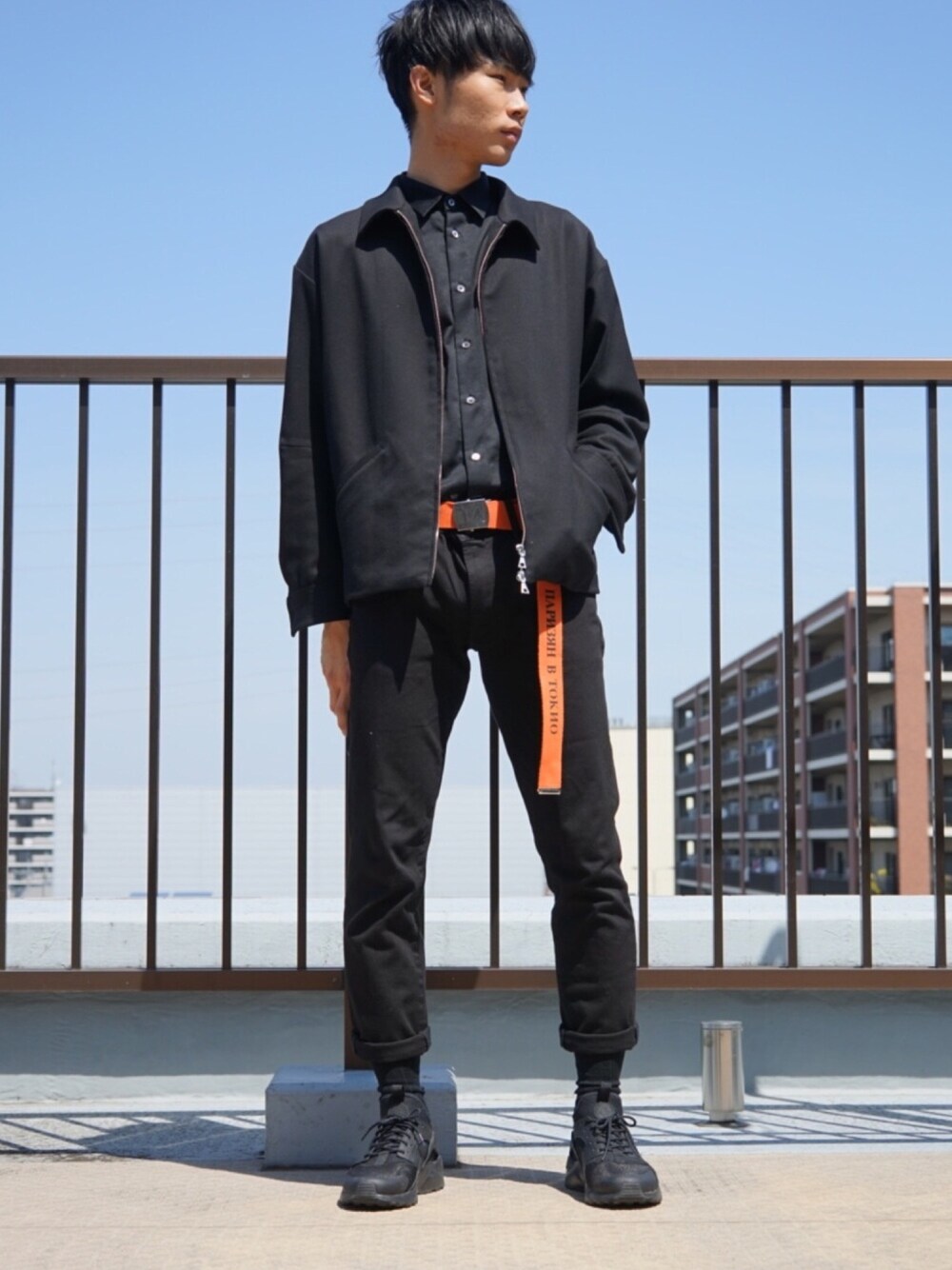 「休日スタイル、デニムパンツ、ブラック、シンプル、ブラックコーデ、差し色、ハラチ、モノトーン、ドラフトナイキ、ナイキ」｜「NIKEのNIKE / ナイキ: AIR HUARACHE / エアハラチ#（スニーカー、ブラック系）」を使った、Mikinori さん（メンズ・175cm）の春コーディネートの1枚目の写真