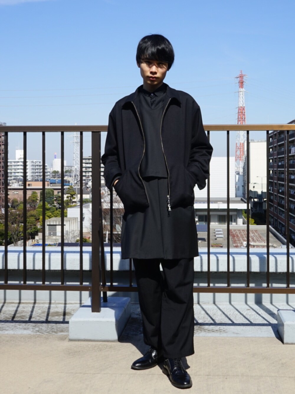 「休日コーデ、ootd、ワイドパンツ、ブラック、ワントーンコーデ、シンプルコーデ、革靴、プルオーバー」｜「HAREの【MADE IN JAPAN】プレーンレザーシューズ(HARE)（ドレスシューズ、ブラック系）」を使った、Mikinori さん（メンズ・175cm）の春コーディネートの1枚目の写真