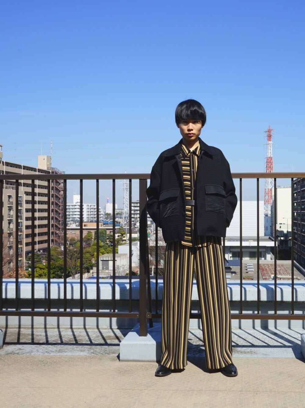 「休日スタイル、おしゃれさんと繋がりたい、セットアップ、黒、革靴、ワイドパンツ、ETHOSENS、ゆるコーデ、ビッグシルエット」｜「ETHOSENSのアイテム（ジャケット/アウター、ブラック系）」を使った、Mikinori さん（メンズ・175cm）の春コーディネートの1枚目の写真