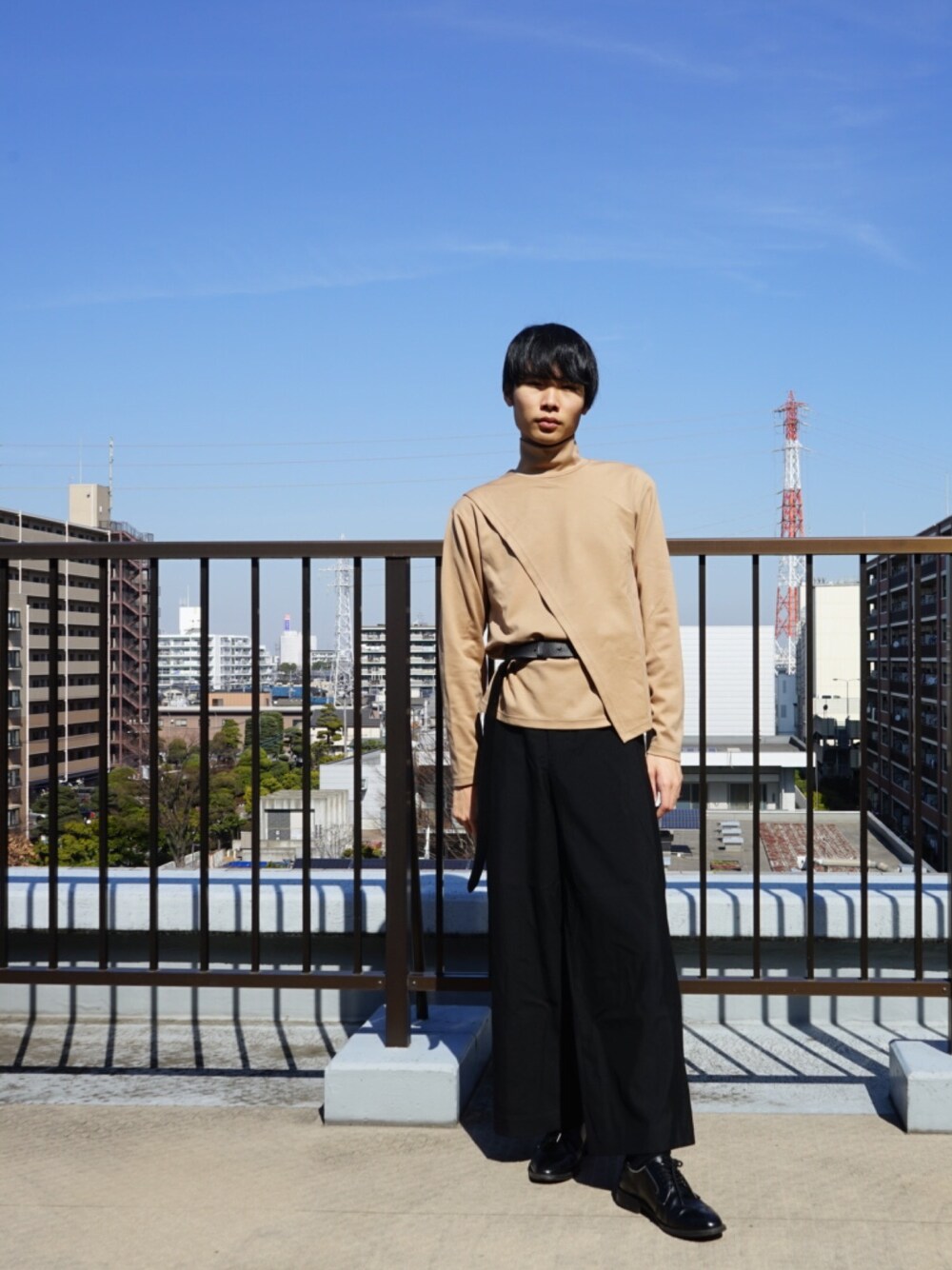 「春コーデ、休日スタイル、シンプル、お洒落さんとつながりたい、ワイドパンツ、大人コーデ、ガチャベルト、革靴、ハイウエスト、ETHOSENS」｜「HAREの【MADE IN JAPAN】プレーンレザーシューズ(HARE)（ドレスシューズ、ブラック系）」を使った、Mikinori さん（メンズ・175cm）の春コーディネートの1枚目の写真
