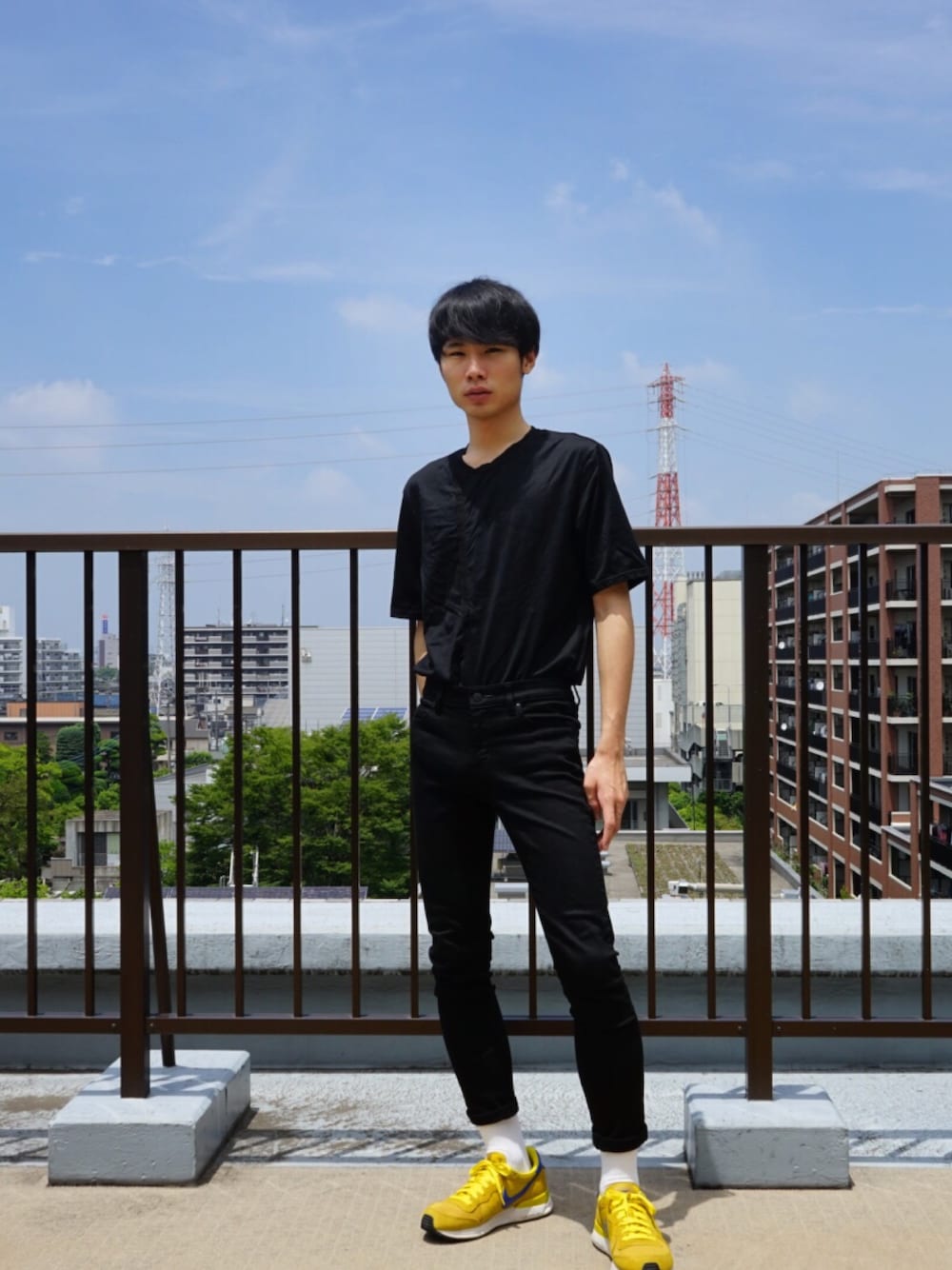 「シンプルコーデ、お洒落さんとつながりたい、夏コーデ、黒、黒スキニー、NIKE、ユニクロ、ootd、差し色(黄色)、黄色」｜「NIKEのNIKE LUNAR INTERNATIONALIST（スニーカー、イエロー系）」を使った、Mikinori さん（メンズ・175cm）の夏コーディネートの1枚目の写真
