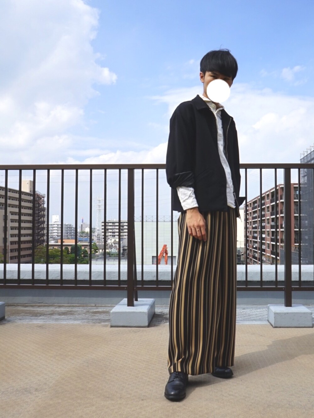 「秋のコーデ、黒、革靴、ワイドパンツ、ストライプ、ゴールド、Aライン、ブラックコーデ、ETHOSENS」｜「ETHOSENSのアイテム（その他パンツ、ゴールド系）」を使った、Mikinori さん（メンズ・175cm）の秋コーディネートの1枚目の写真