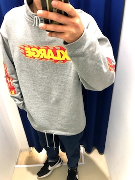 「XLARGE（エクストララージ）のFIRE LOGO MOCK NECK（スウェット、グレー系）」を使った、ジェニファー山田さん（メンズ・173cm）の冬コーディネート