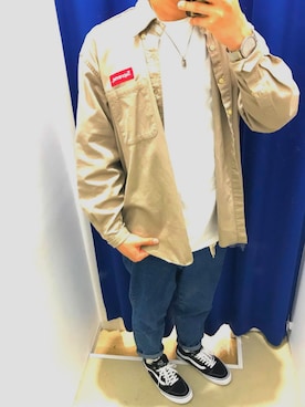 「Supreme （シュプリーム）のアイテム（シャツ/ブラウス、ベージュ系）」を使った、ジェニファー山田さん（メンズ・173cm）の春コーディネート
