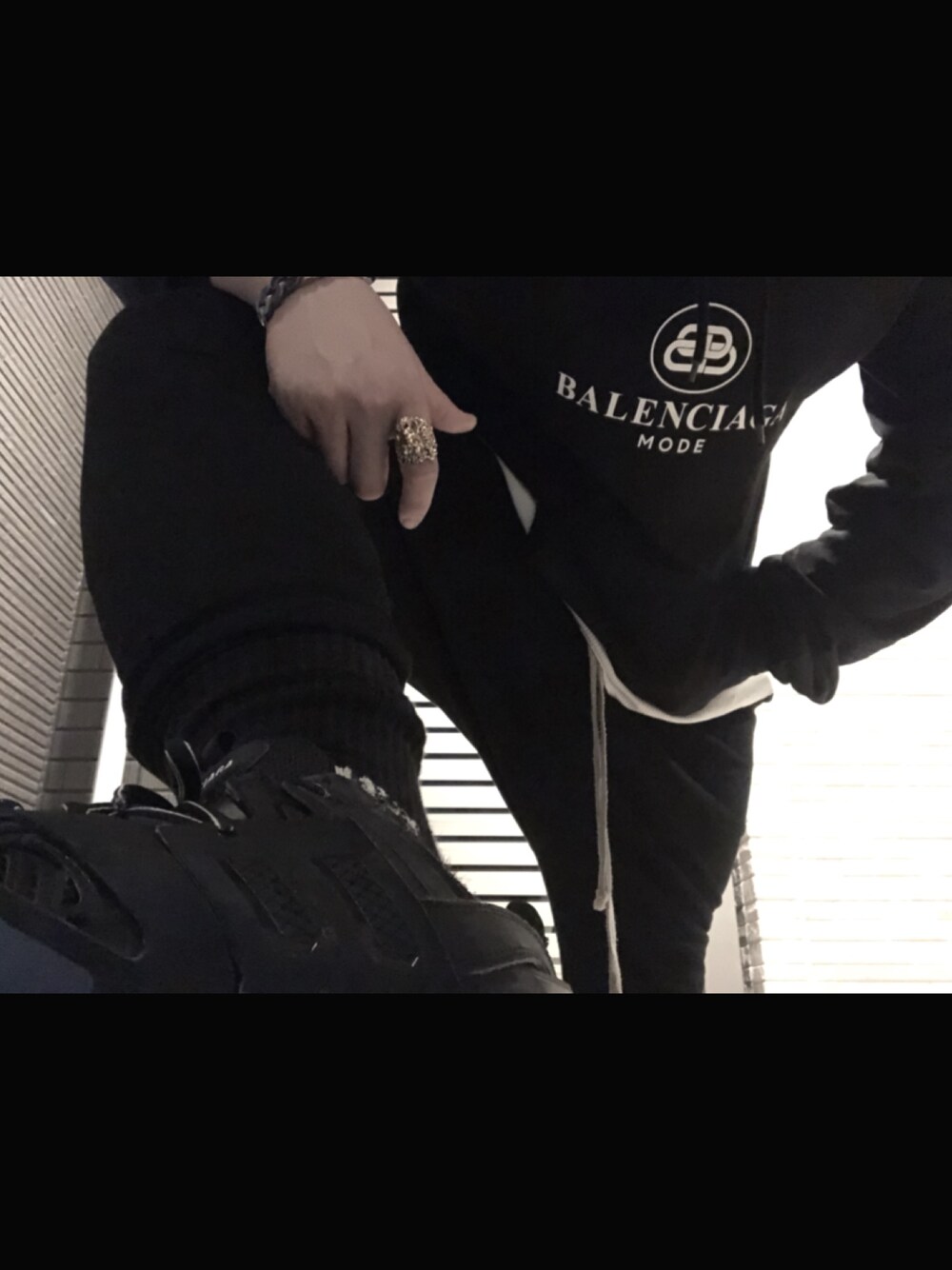 「シンプルコーデ、今日のコーデ、冬コーデ、スニーカー、ストリート、黒、ゆるコーデ、春コーデ、ootd、レイヤードスタイル」｜「BALENCIAGAのアイテム（パーカー、ブラック系）」を使った、服にお金かけすぎ美容師の末路【相互】さん（メンズ・180cm）の冬コーディネートの1枚目の写真