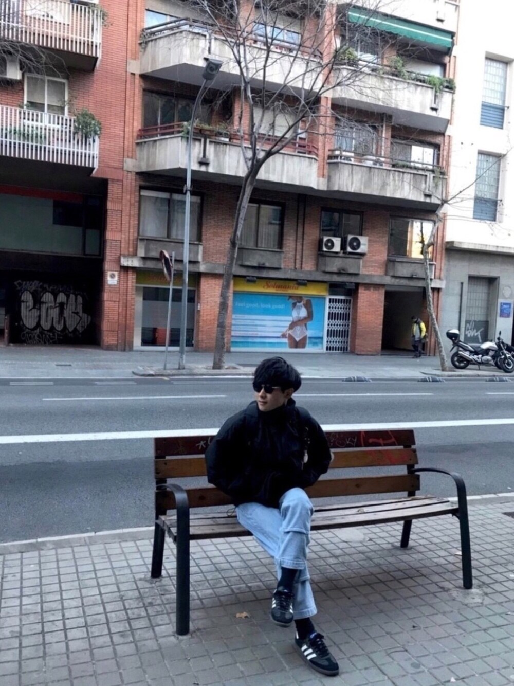 「HARE、adidas originals、ダウンジャケット、Down Jacket 、spain #Barcelona、fall style、PRIMALOFT 」｜「HAREのアイテム（デニムパンツ、ブルー系）」を使った、.naoさん（メンズ・173cm）の秋コーディネートの1枚目の写真