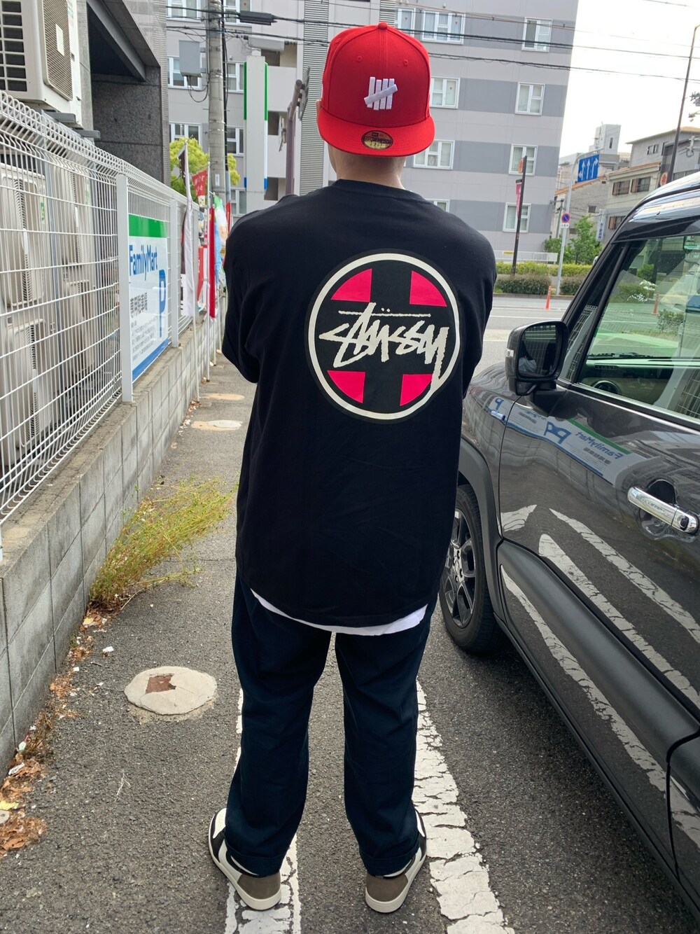 ブラック系のTシャツ/カットソー、ブルー系のカーゴパンツ、ブラウン系のスニーカーを着用したメンズの春コーディネートの1枚目の写真