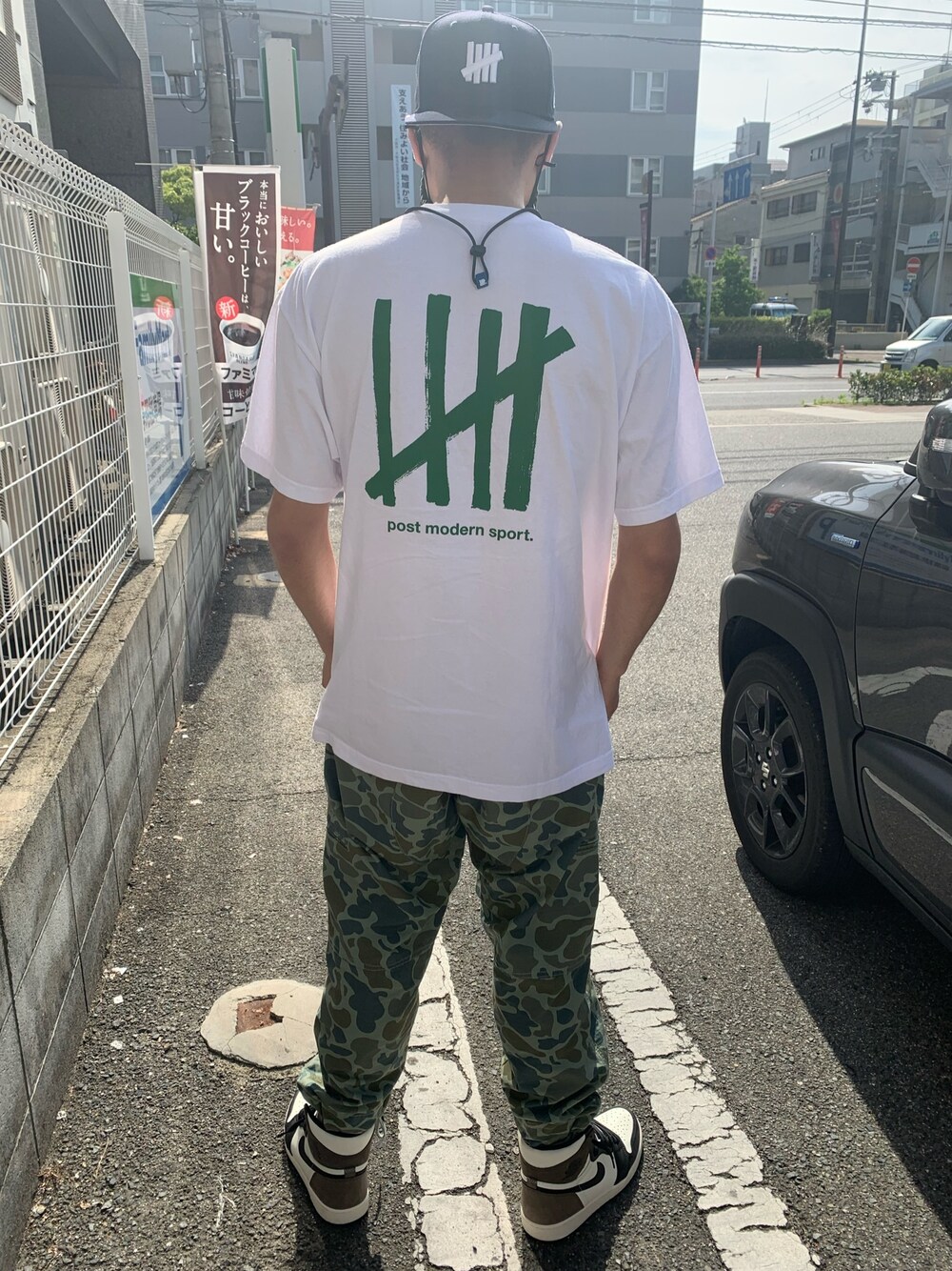 ホワイト系のTシャツ/カットソー、その他のカーゴパンツ、ブラウン系のスニーカーを着用したメンズの春コーディネートの1枚目の写真