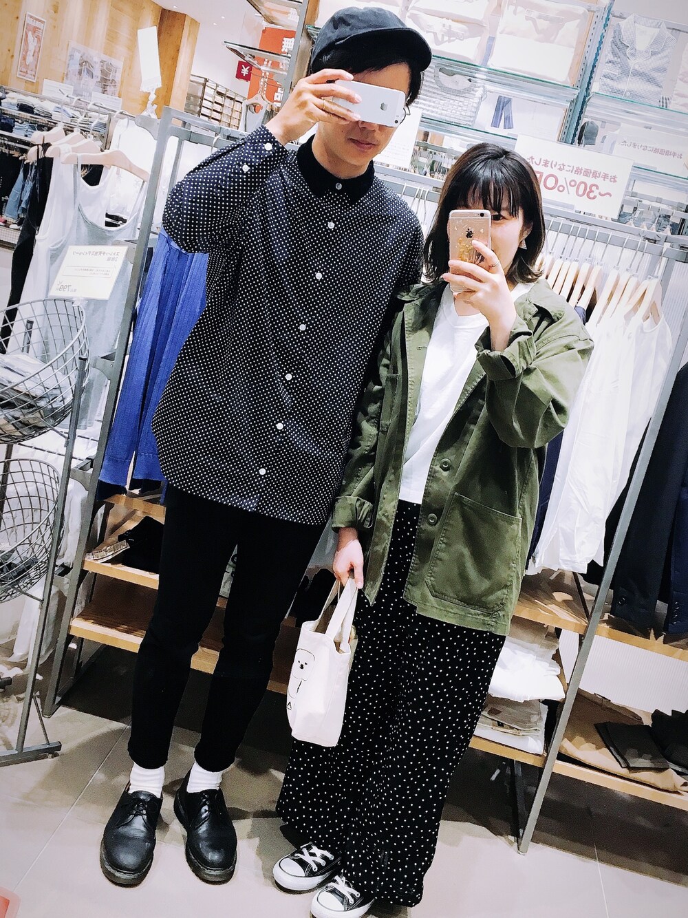 「夫婦、ドット、ワイドパンツ、スキニー、おそろいコーデ、ドットパンツ、旦那さんコーデ」｜「Dr. MartensのDr.Martens GIBSON SHOES（ブーツ、ブラック系）」を使った、ぶちさん（レディース・155cm）の春コーディネートの1枚目の写真