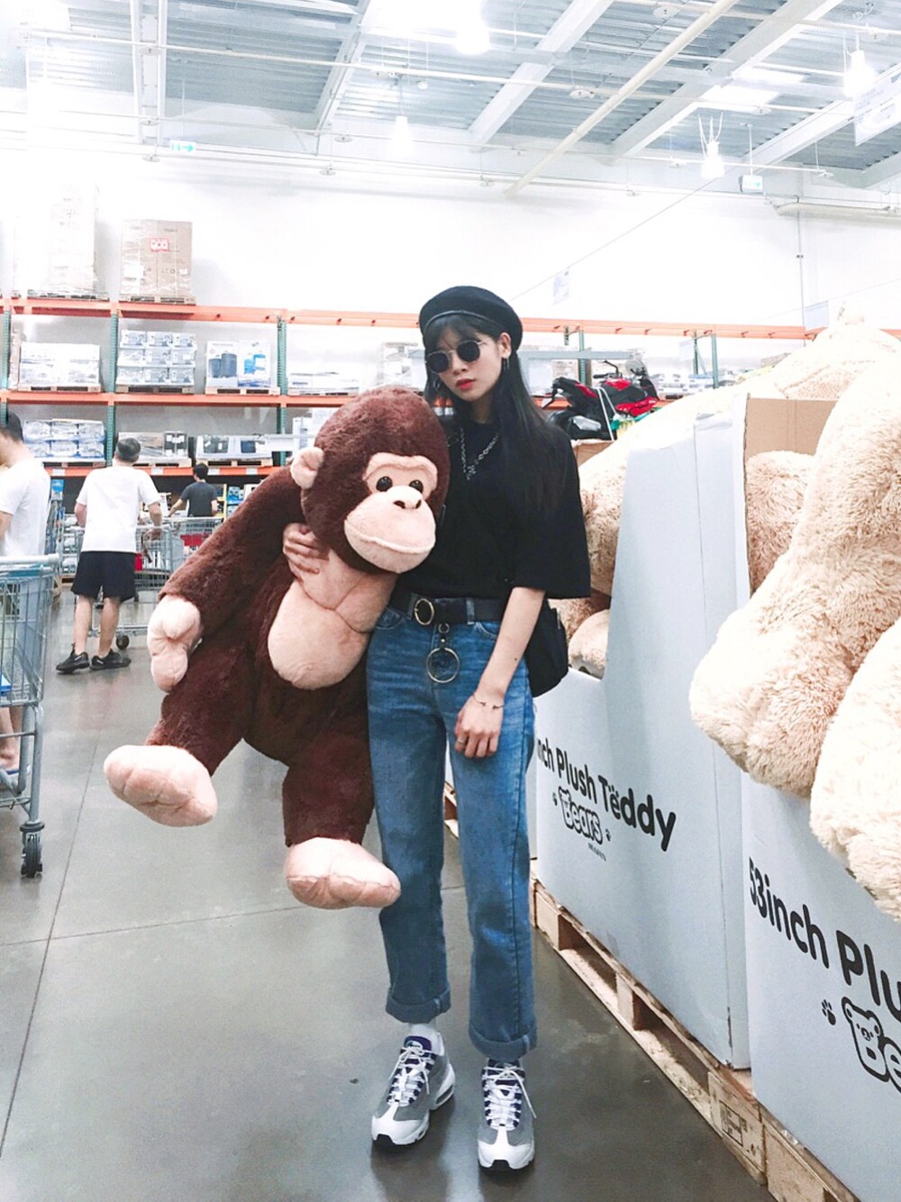 ホワイト系のシューズを着用したレディースの秋コーディネートの1枚目の写真