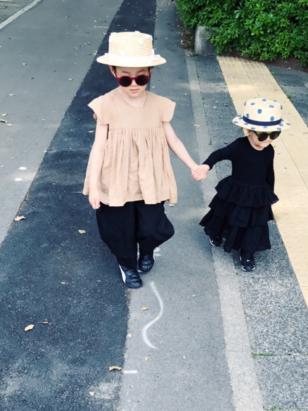 ベージュ系のシャツ/ブラウス、ブラック系のパンツ、ベージュ系の帽子を着用したキッズの春コーディネートの1枚目の写真