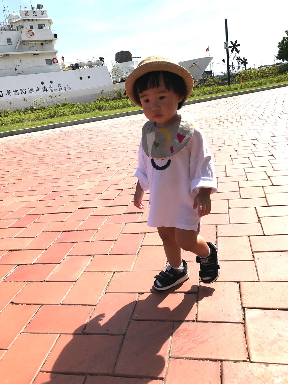 シルバー系のスタイ/よだれかけを着用したキッズの夏コーディネートの1枚目の写真