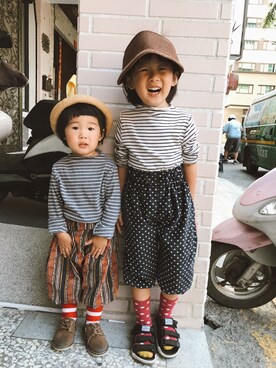 「Native（ネイティブ）のアイテム（パンツ）」を使った、萌萌vs咩咩（小小無臉男）さん（キッズ・90cm）の春コーディネート