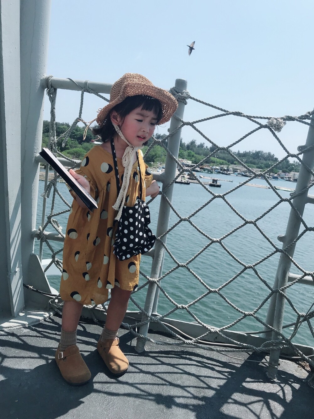 「CONVERSEのアイテム（ワンピース、ゴールド系）」を使った、萌萌vs咩咩（小小無臉男）さん（キッズ・90cm）の春コーディネートの1枚目の写真
