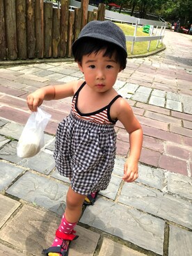 「roots（ルーツ）のアイテム（帽子）」を使った、萌萌vs咩咩（小小無臉男）さん（キッズ・90cm）の夏コーディネート