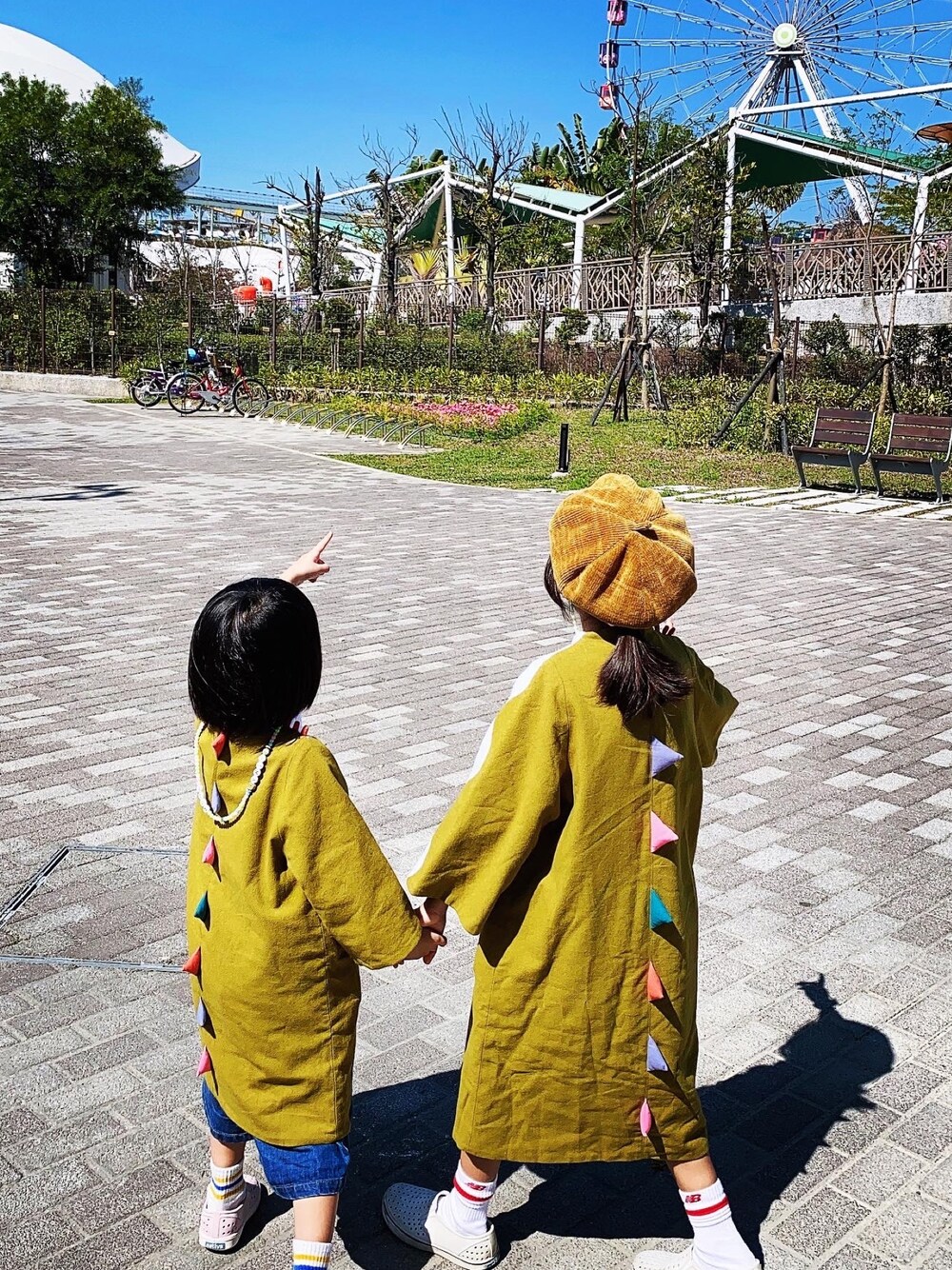 「野之羋のアイテム（ノーカラージャケット、ブラウン系）」を使った、萌萌vs咩咩（小小無臉男）さん（キッズ・120cm）の冬コーディネートの1枚目の写真