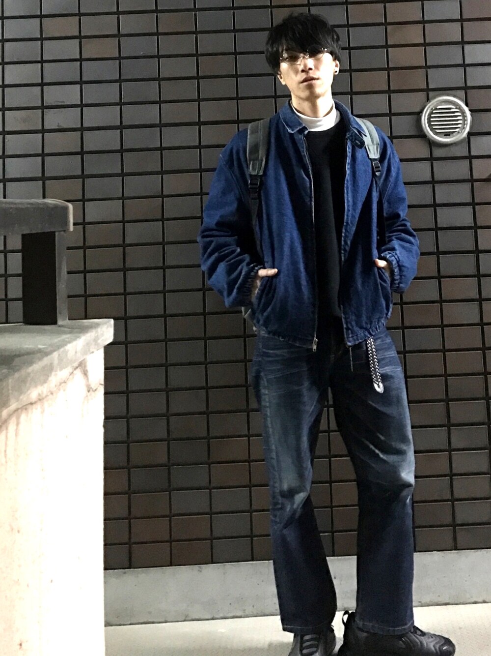 「デニムオンデニム、ハイテク、ローテク、リラックススタイル、バックパック、チェック、裏地は赤のチェックだーっ！、アメカジ、2色コーデ、相互フォロー歓迎」｜「L.L.Beanのアイテム（ブルゾン、ブルー系）」を使った、H/H さん（メンズ・166cm）の春コーディネートの1枚目の写真