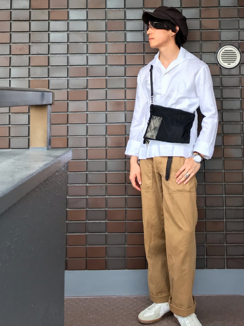 ホワイト系のシャツ/ブラウス、ベージュ系のその他パンツ、ホワイト系のスニーカーを着用したメンズの夏コーディネートの1枚目の写真