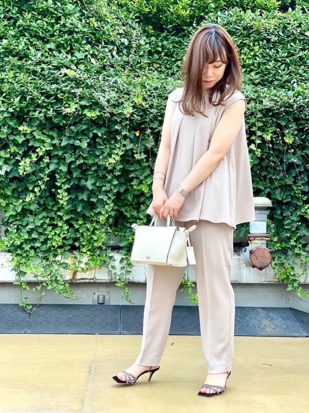 「オトナ女子、低身長、シンプル、グレージュ、お食事会、セットアップ、お仕事コーデ、パンツスタイル、ootd、夏コーデ」｜「NANO universeのタックギャザーブラウス（シャツ/ブラウス、グレー系）」を使った、nano・universe ルミネ北千住 Womensさん（レディース・152cm）の夏コーディネートの1枚目の写真