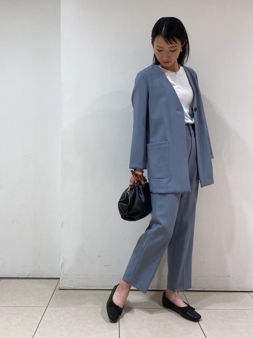 「オトナカジュアル、セットアップ、カジュアルコーデ、シンプルコーデ、秋のコーデ、パンツスタイル、秋服準備はじめました、きれいめカジュアル、ワントーンコーデ、トレンド」｜「NANO universeのラウンドヘムトップス（Tシャツ/カットソー、ホワイト系）」を使った、nano・universe ルミネ北千住 Womensさん（レディース・166cm）の夏コーディネートの1枚目の写真