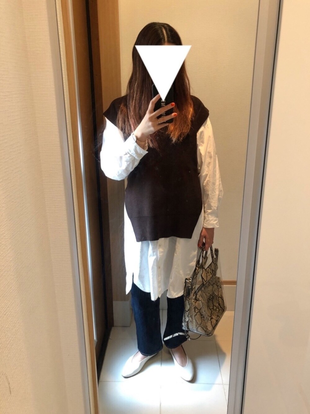 「韓国ファッション、ベスト、ベスト×シャツ、パイソン柄、シンプル、カジュアルコーデ、いいね、save、フォローお願いします🤑」｜「SENSE OF PLACE by URBAN RESEARCHのアゼアミVネックデザインベスト（ベスト、ブラウン系）」を使った、 charmyukaさん（レディース・158cm）の春コーディネートの1枚目の写真