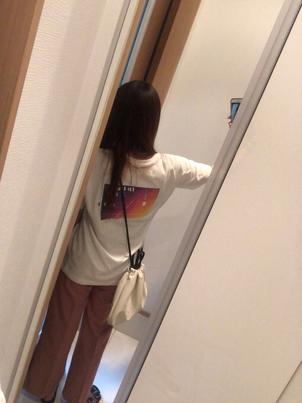 「ゆるコーデ、カジュアル、リラックススタイル、Tシャツ、ピンクパンツ、いいね、save、フォローお願いします🤑」｜「PAGEBOYのバックフォトＴシャツ（Tシャツ/カットソー、ホワイト系）」を使った、 charmyukaさん（レディース・158cm）の春コーディネートの1枚目の写真