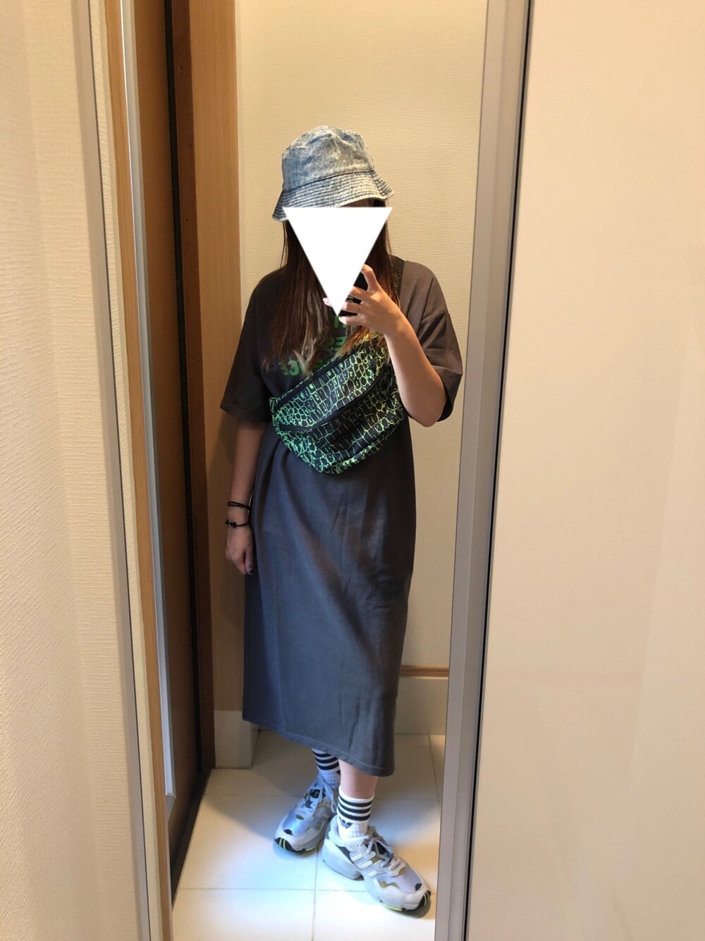 「カジュアル、Tシャツワンピ、ストリート、いいね、save、フォローお願いします🤑、バケットハット」｜「H&Mのアイテム（帽子、ブルー系）」を使った、 charmyukaさん（レディース・158cm）の春コーディネートの1枚目の写真
