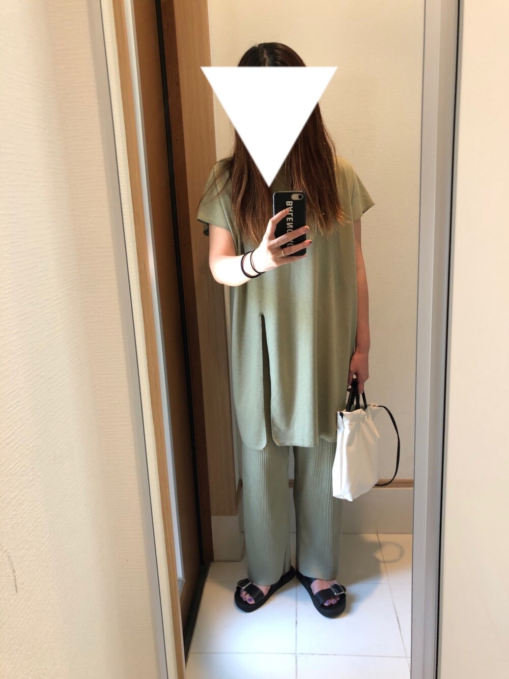 「おうちファッション、おうちスタイル、セットアップ、ピスタチオ、いいね、save、フォローお願いします🤑」｜「w closetのスリット入TOPS&プリーツパンツSET（Tシャツ/カットソー、グリーン系）」を使った、 charmyukaさん（レディース・158cm）の春コーディネートの1枚目の写真