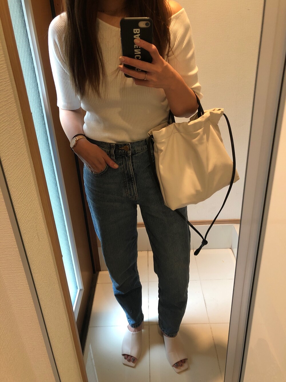 「シンプル、大人カジュアル、きれいめカジュアル、リブニット、マムジーンズ、いいね、save、フォローお願いします🤑」｜「fifthのイレギュラーネック5分袖ニット（ニット/セーター、ホワイト系）」を使った、 charmyukaさん（レディース・158cm）の夏コーディネートの1枚目の写真