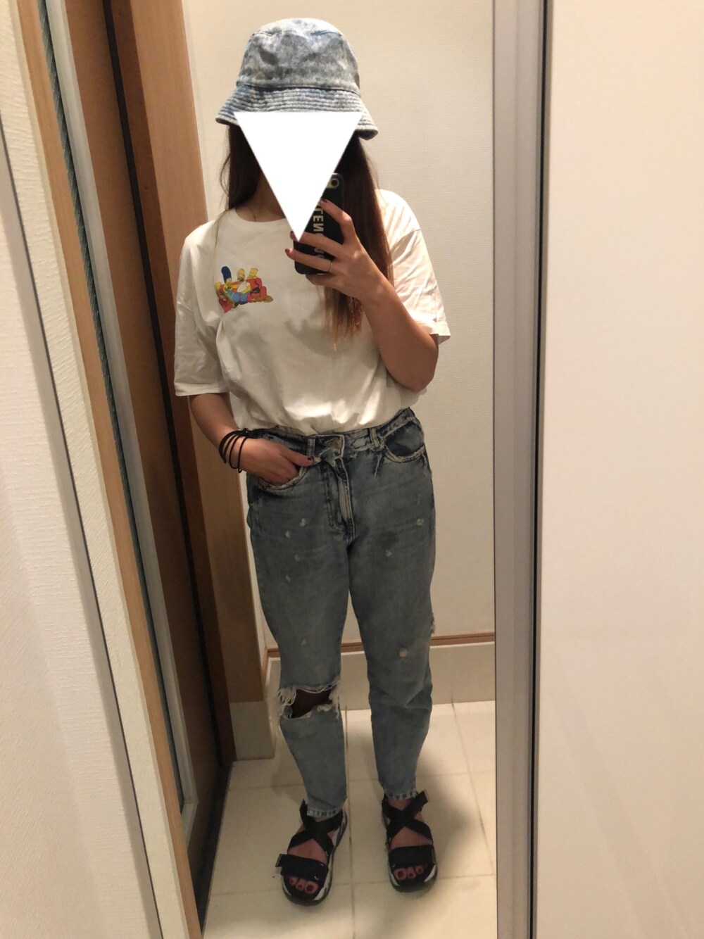 「バケットハット、ダメージデニムパンツ、シンプソンズ、白Tシャツ、いいね、save、フォローお願いします🤑、カジュアルコーデ、ママコーデ」｜「ZARAのアイテム（Tシャツ/カットソー、ホワイト系）」を使った、 charmyukaさん（レディース・158cm）の夏コーディネートの1枚目の写真