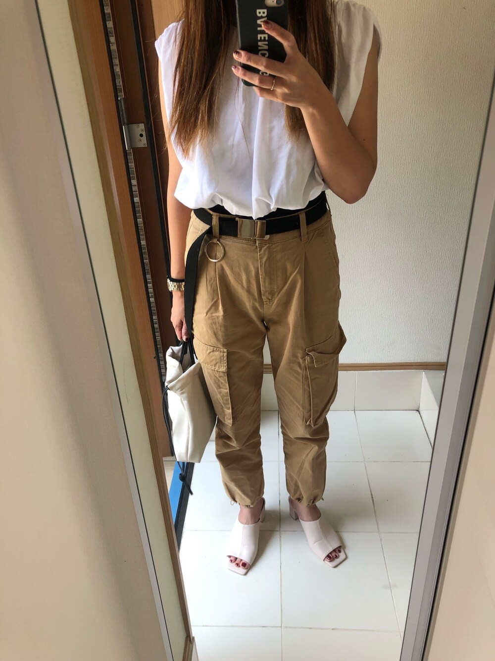 「カーゴパンツ、休日スタイル、シンプルコーデ、カジュアルコーデ、いいね、save、フォローお願いします🤑、ママコーデ」｜「Bershkaのアイテム（カーゴパンツ、ベージュ系）」を使った、 charmyukaさん（レディース・158cm）の夏コーディネートの1枚目の写真