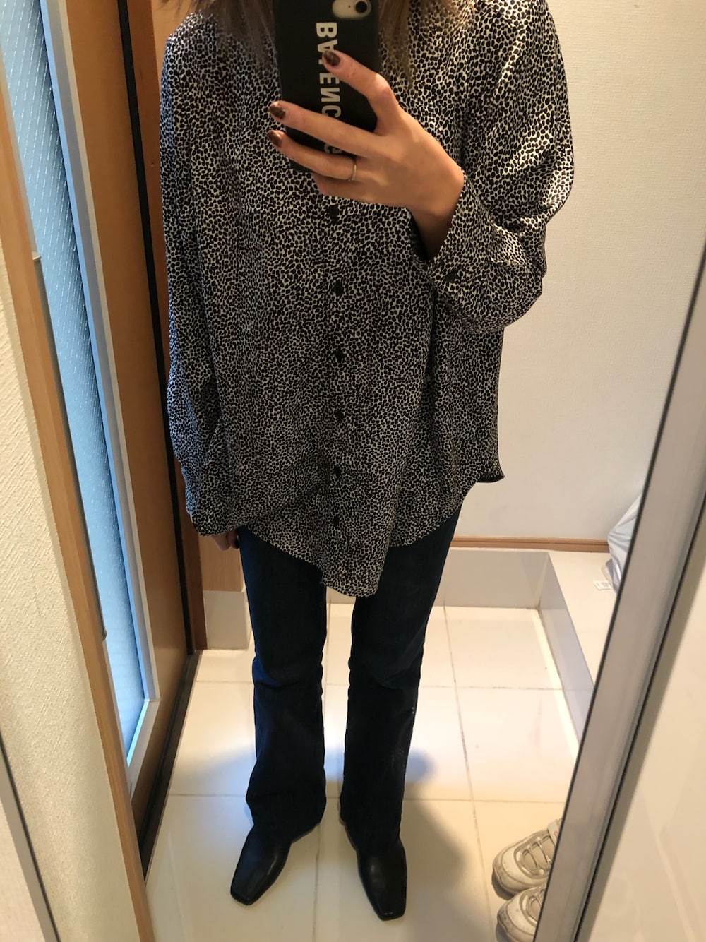 「モノトーンコーデ、フレアパンツ、ガラシャツ、ママコーデ、いいね、save、フォローお願いします🤑」｜「H&Mのアイテム（シャツ/ブラウス、ブラック系）」を使った、 charmyukaさん（レディース・158cm）の秋コーディネートの1枚目の写真