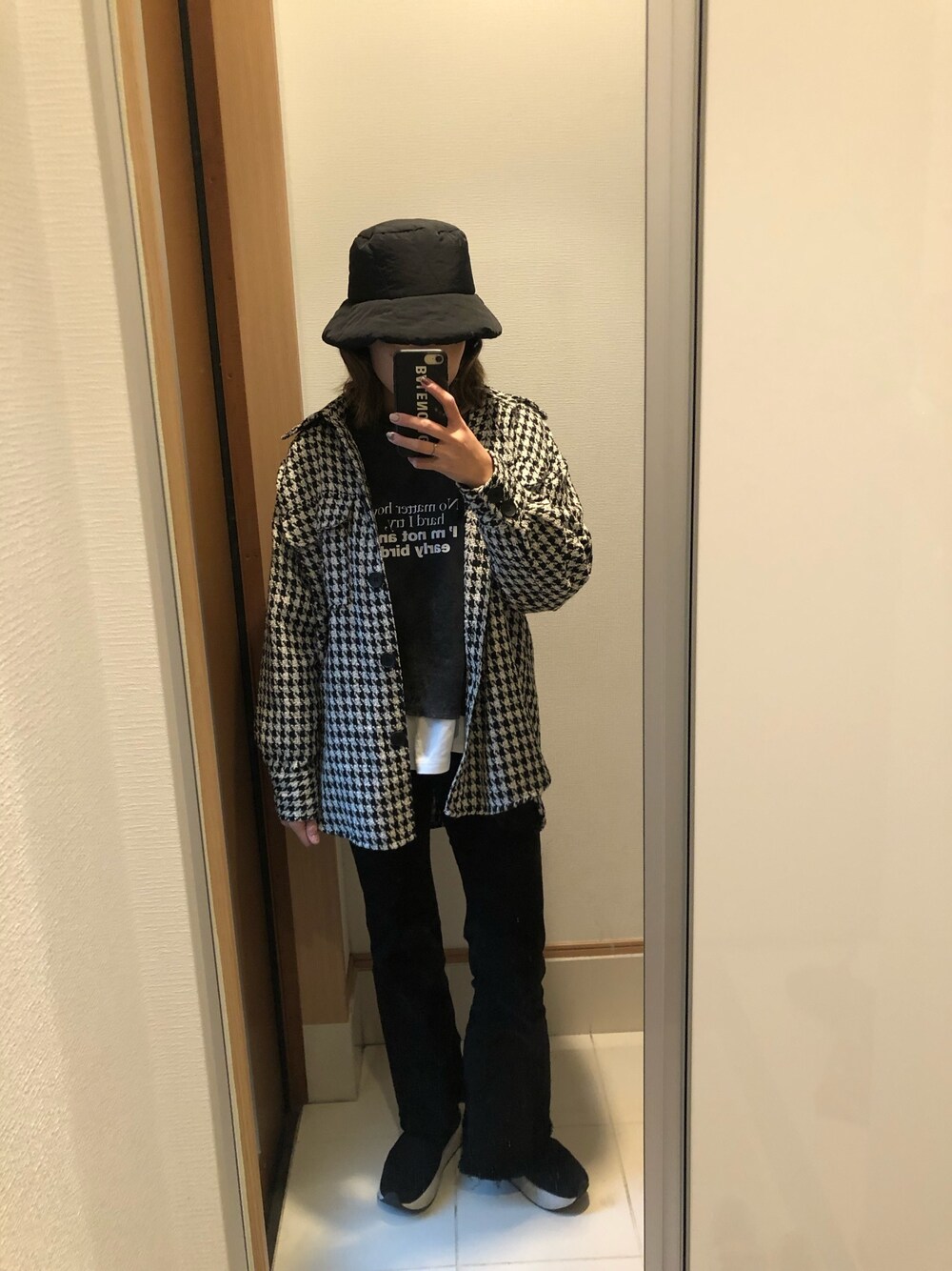 「モノトーン、今日のコーデ、バケットハット、フレアパンツ、ママコーデ、いいね、save、フォローお願いします🤑」｜「ZARAのアイテム（帽子、ブラック系）」を使った、 charmyukaさん（レディース・158cm）の秋コーディネートの1枚目の写真