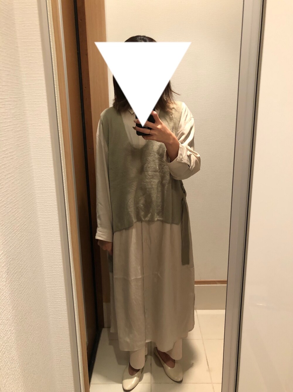 「シンプルコーデ、大人女子、お洒落さんとつながりたい、休日スタイル、プリーツパンツ、ママコーデ、いいね、save、フォローお願いします🤑」｜「tiptopの2020SS　サイドレースアップゆるベスト（ベスト、グリーン系）」を使った、 charmyukaさん（レディース・158cm）の秋コーディネートの1枚目の写真