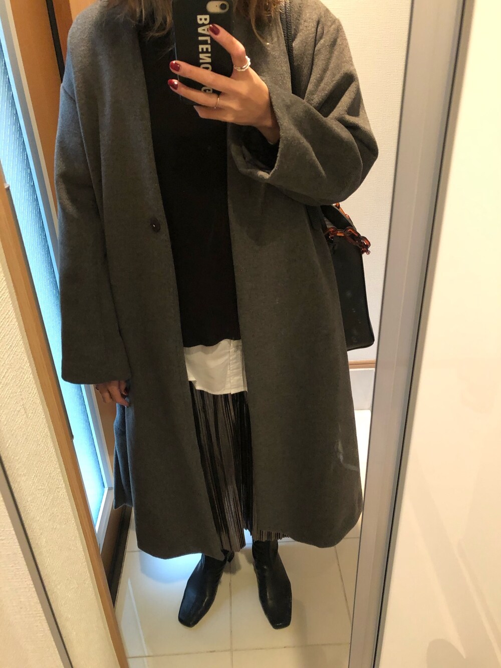 「プリーツスカート、モノトーンコーデ、大人コーデ、ママコーデ、いいね、save、フォローお願いします🤑」｜「AMERICAN HOLICのWOOL混 Vネックコクーンコート（ダウンジャケット/コート、グレー系）」を使った、 charmyukaさん（レディース・158cm）の冬コーディネートの1枚目の写真