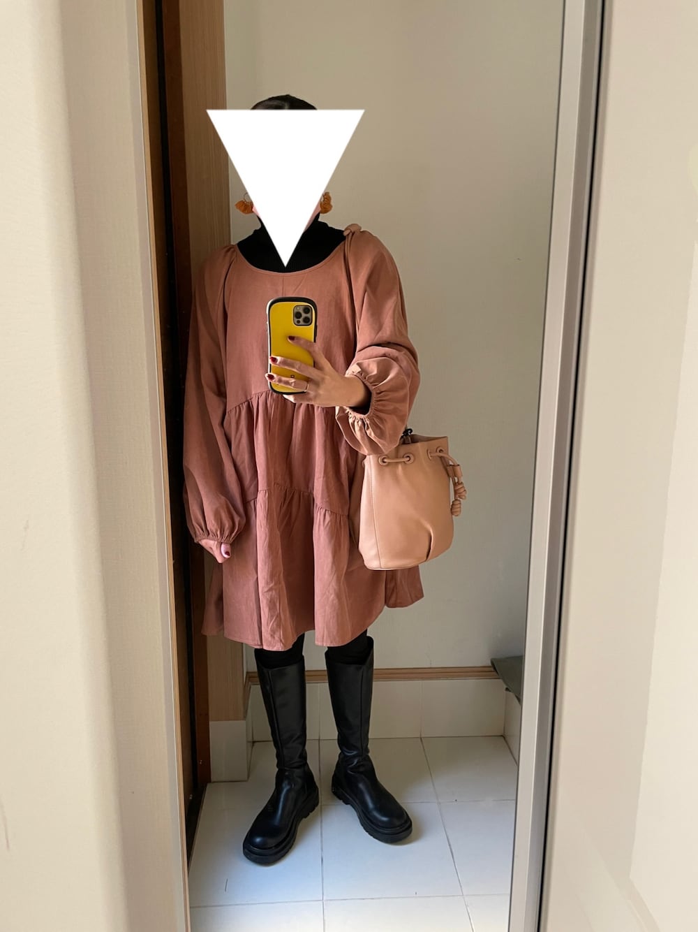 「ティアードワンピース、カフェオレコーデ、ロングブーツ、ママコーデ、いいね、save、フォローお願いします🤑」｜「Auntie Rosa Holidayの【Holiday】起毛ティアードチュニックブラウス（シャツ/ブラウス、ブラウン系）」を使った、 charmyukaさん（レディース・158cm）の冬コーディネートの1枚目の写真