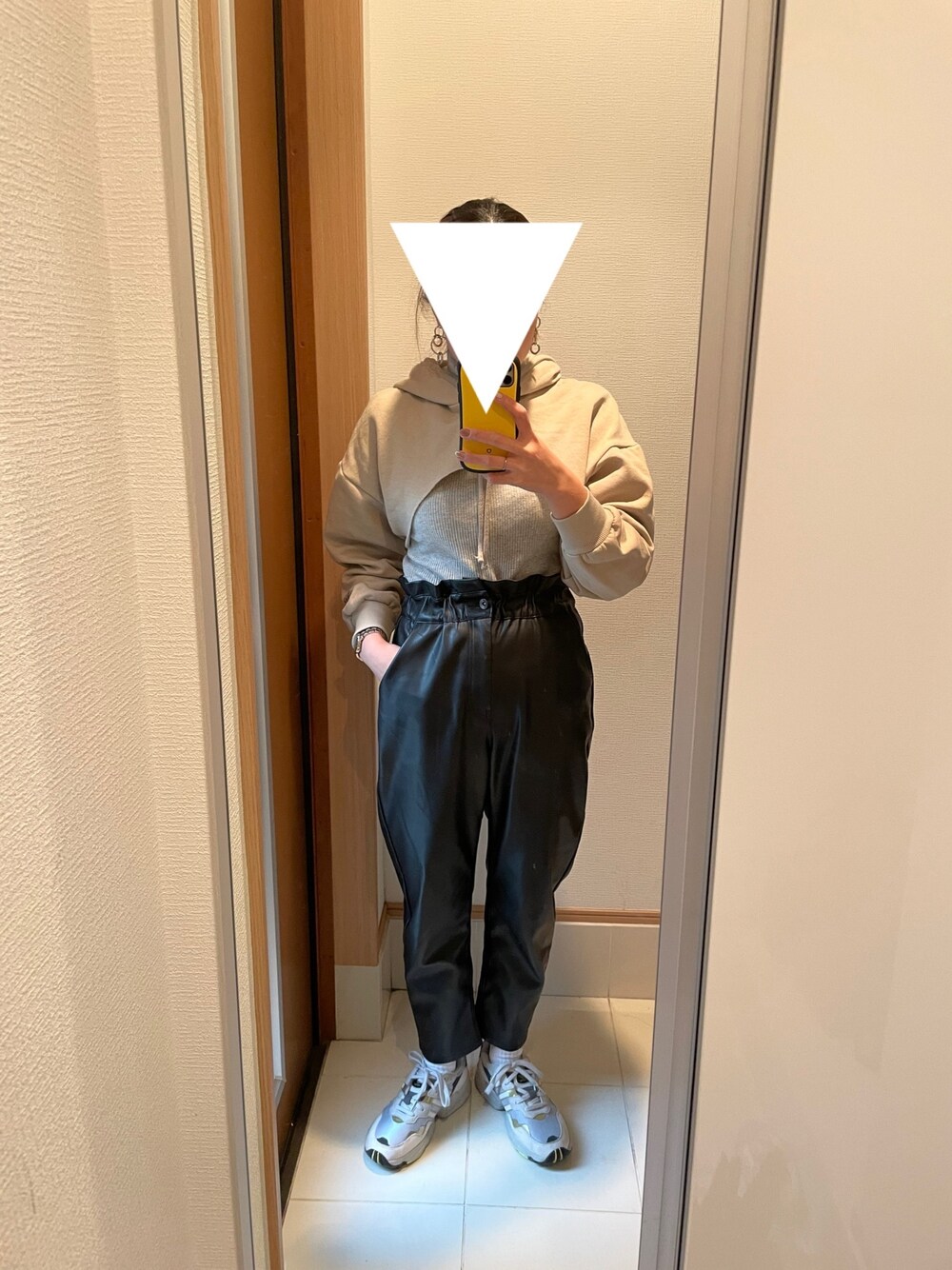 「レザーパンツ、クロップドトップス、大人カジュアル、おしゃれさんと繋がりたい、いいね、save、フォローお願いします🤑」｜「ZARAのアイテム（パーカー、ベージュ系）」を使った、 charmyukaさん（レディース・158cm）の冬コーディネートの1枚目の写真