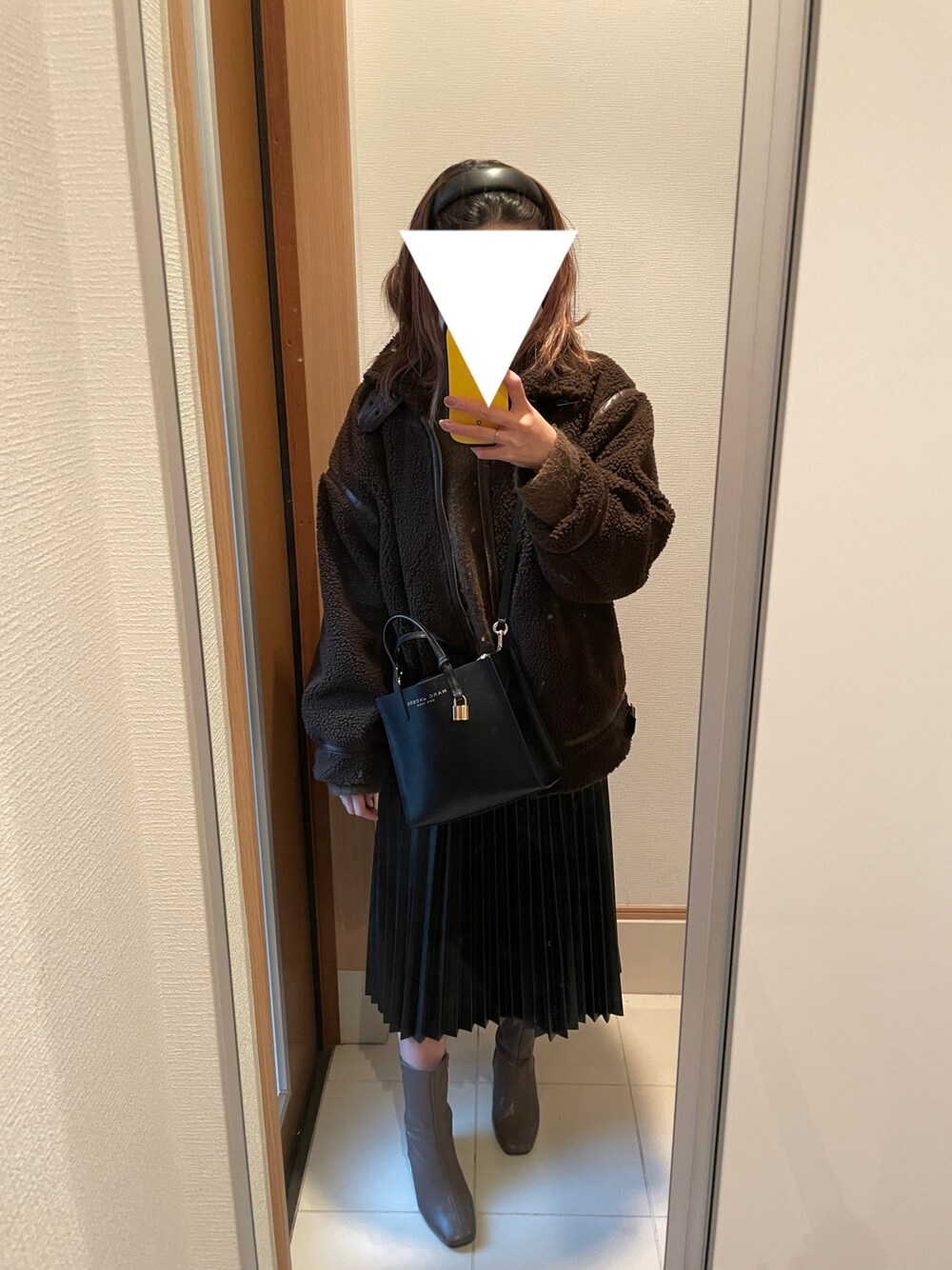 「レザースカート、プリーツスカート、フライトジャケット、大人カジュアル、大人ガーリー、ママファッション、いいね、save、フォローお願いします🤑」｜「apres jour mignonのボアフライトジャケット【ZOZOTOWN限定アイテム】★20AW（ブルゾン、ブラウン系）」を使った、 charmyukaさん（レディース・158cm）の冬コーディネートの1枚目の写真