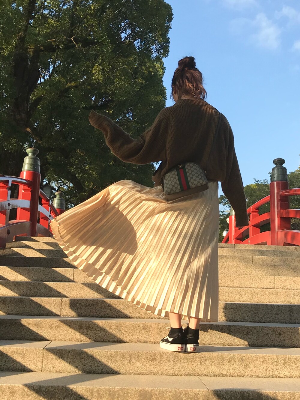 「スニーカーコーデ、ゆるコーデ、ロングスカート、Lily Brown、moussy、プリーツスカート、平成最後のWEARISTAセンバツ」｜「MOUSSYのRib stitch middleneck knit（ニット/セーター、ブラウン系）」を使った、miiさん（レディース・158cm）の春コーディネートの1枚目の写真