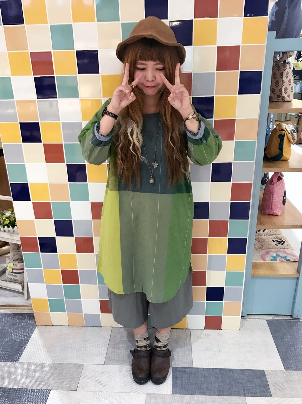 「春、ATERIER EQUAL、NANEA、帽子、靴下、dansko、Tainan、Taiwan、緑色好きです、緑」｜「ATERIER EQUALのアイテム（ワンピース、グリーン系）」を使った、Kuriさん（レディース・156cm）の冬コーディネートの1枚目の写真