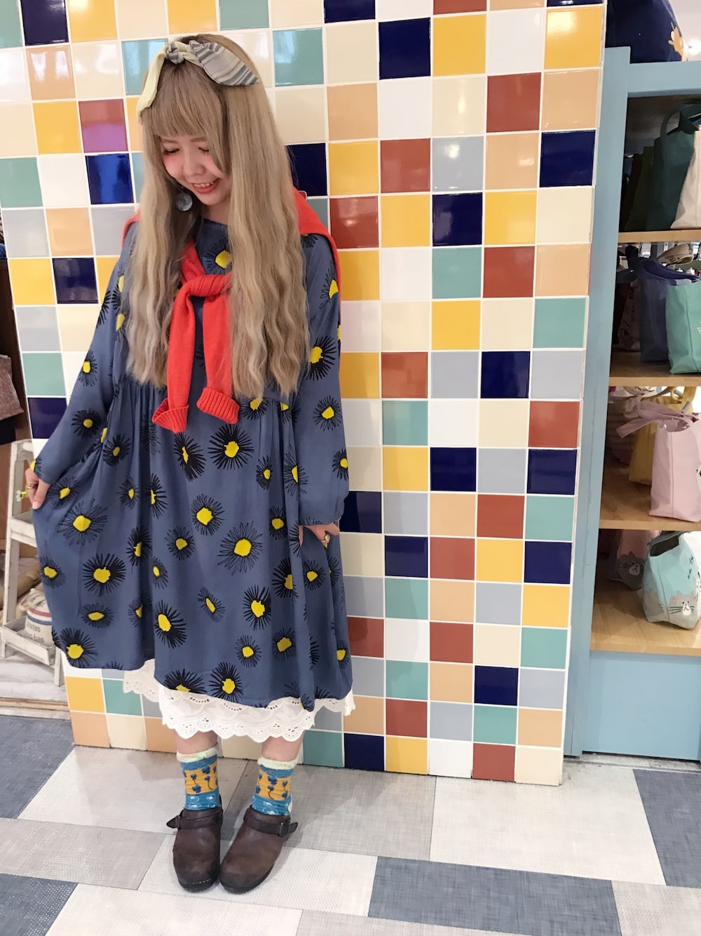 「秋コーデ、littlemarket、ワンピース、台湾、Tiara Tiara goods、Tiara tiara、dansko、moko_k.、花柄、花柄ワンピース」｜「little marketのアイテム（ワンピース、ブルー系）」を使った、Kuriさん（レディース・156cm）の秋コーディネートの1枚目の写真