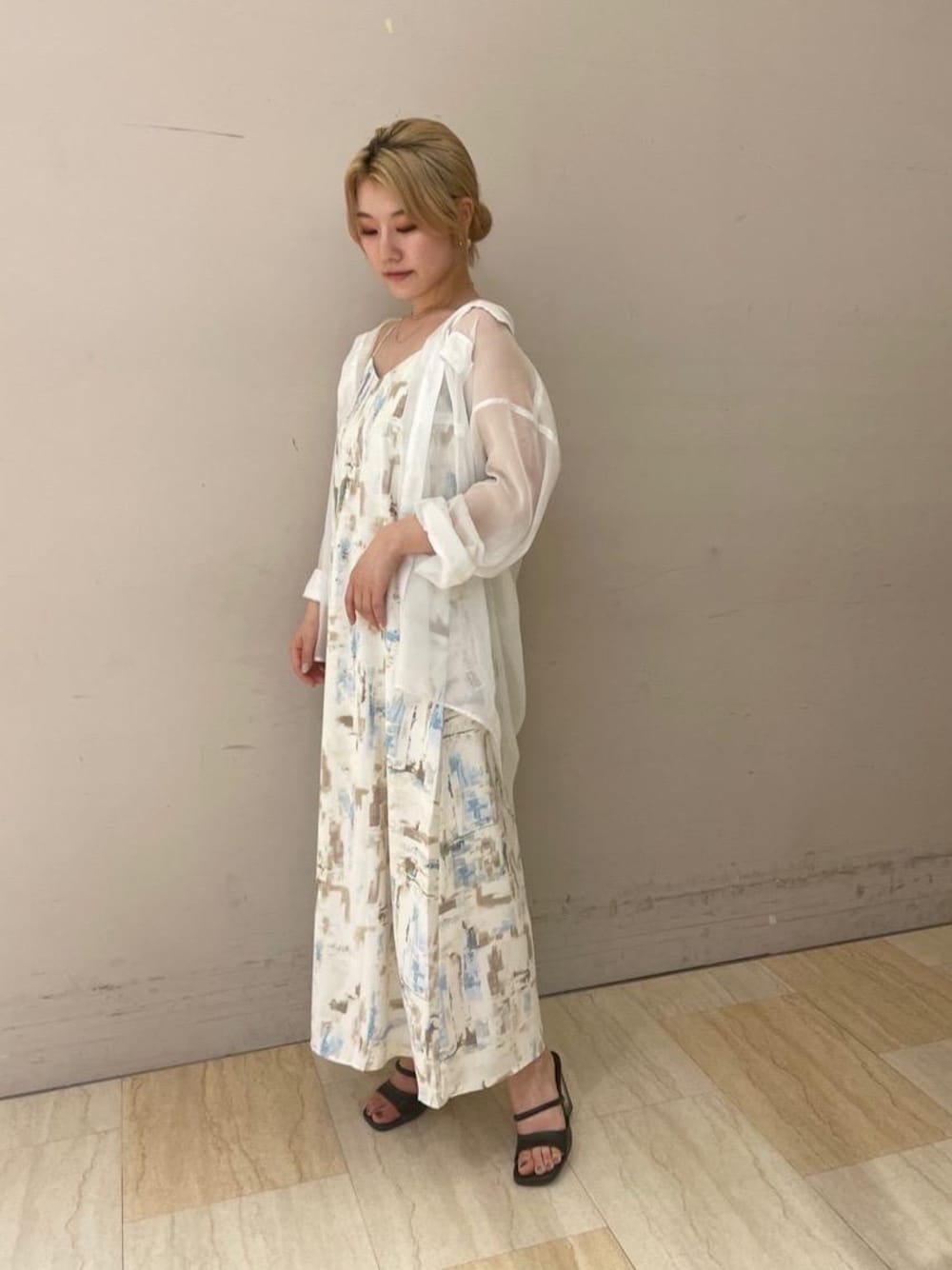 「ネックレス、ワンピース、アクセサリー、ロング、ロングワンピ、クリアサンダル、大人めコーデ、きれいめこーで、キレイめすたいる」｜「SPIRALGIRLのシアーオーバーシャツ（シャツ/ブラウス、ホワイト系）」を使った、kaoriさん（レディース・156cm）の夏コーディネートの1枚目の写真