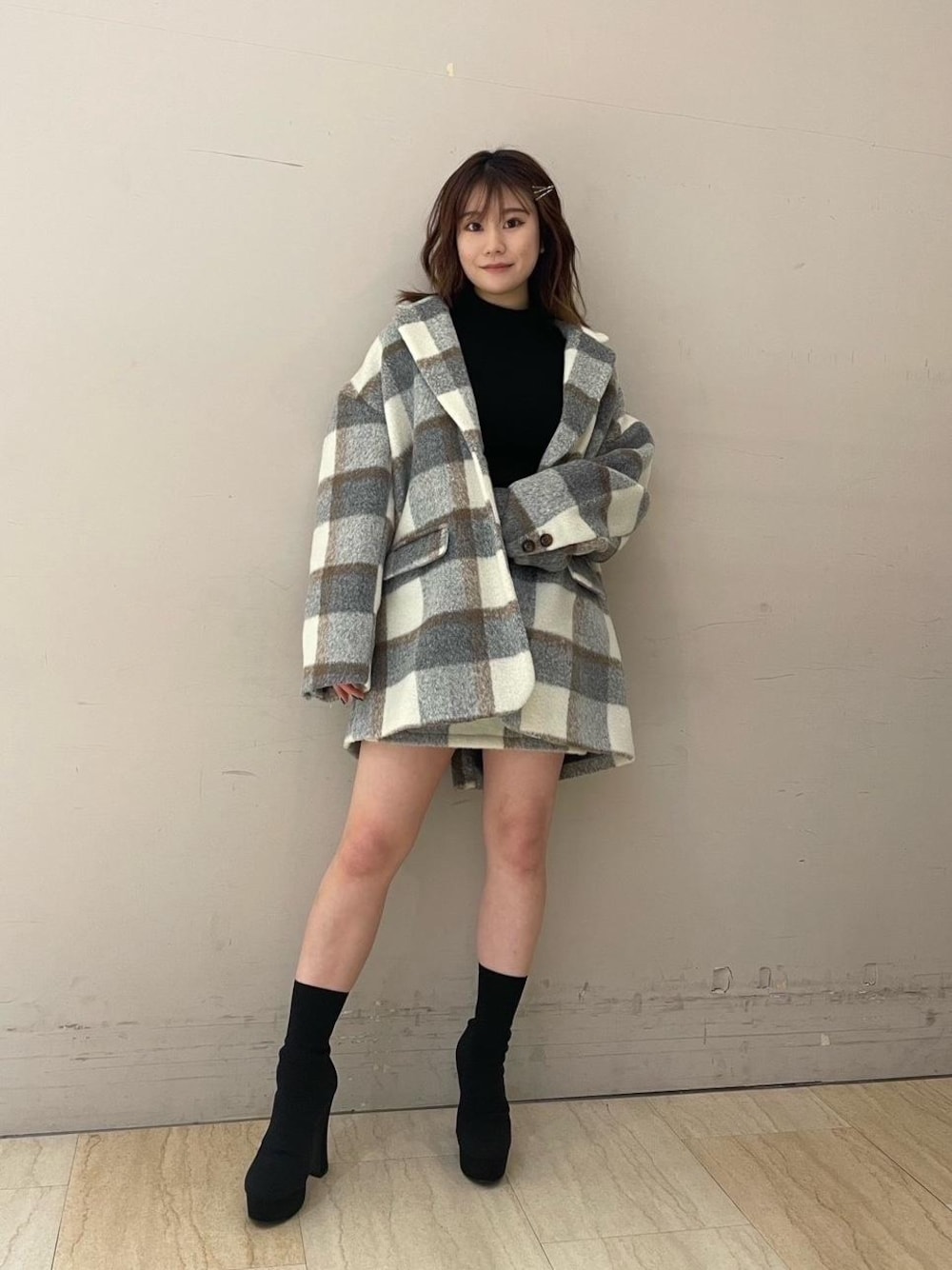 「タイトスカート、ジャケット、ミニスカート、チェック柄、冬コーデ、オーバーサイズ、厚底ブーツ、オーバー、ショートブーツ👢、キレイめコーデ😊👍✨」｜「SPIRALGIRLのアームウォーマー付きリブトップス（Tシャツ/カットソー、ブラック系）」を使った、kaoriさん（レディース・156cm）の秋コーディネートの1枚目の写真