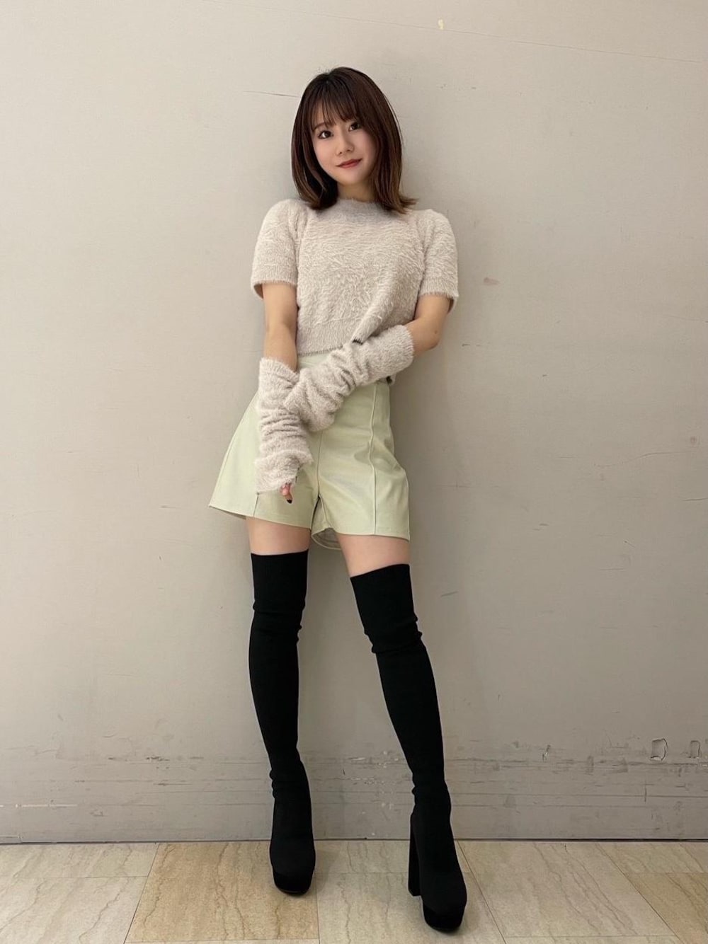 「レザー、ニーハイ、ショートパンツ、アームウォーマー、シャギーニット、アームカバー、骨格ストレート、ニーハイブーツ👢、ロングブーツ👢、キレイめコーデ😊👍✨」｜「SPIRALGIRLの【丈が選べる NORMAL】美脚ニーハイブーツ（ブーツ、ブラック系）」を使った、kaoriさん（レディース・156cm）の秋コーディネートの1枚目の写真