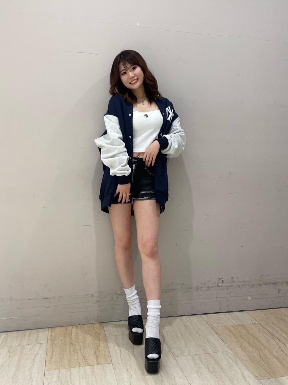 「スタジャン、カジュアル、ショートパンツ、オーバーサイズ、キャミソール、厚底サンダル、MLB、さんだる、あうたー、🦊スウェット」｜「SPIRALGIRLのフルジップデニムショーパン（デニムパンツ、ブラック系）」を使った、kaoriさん（レディース・156cm）の春コーディネートの1枚目の写真