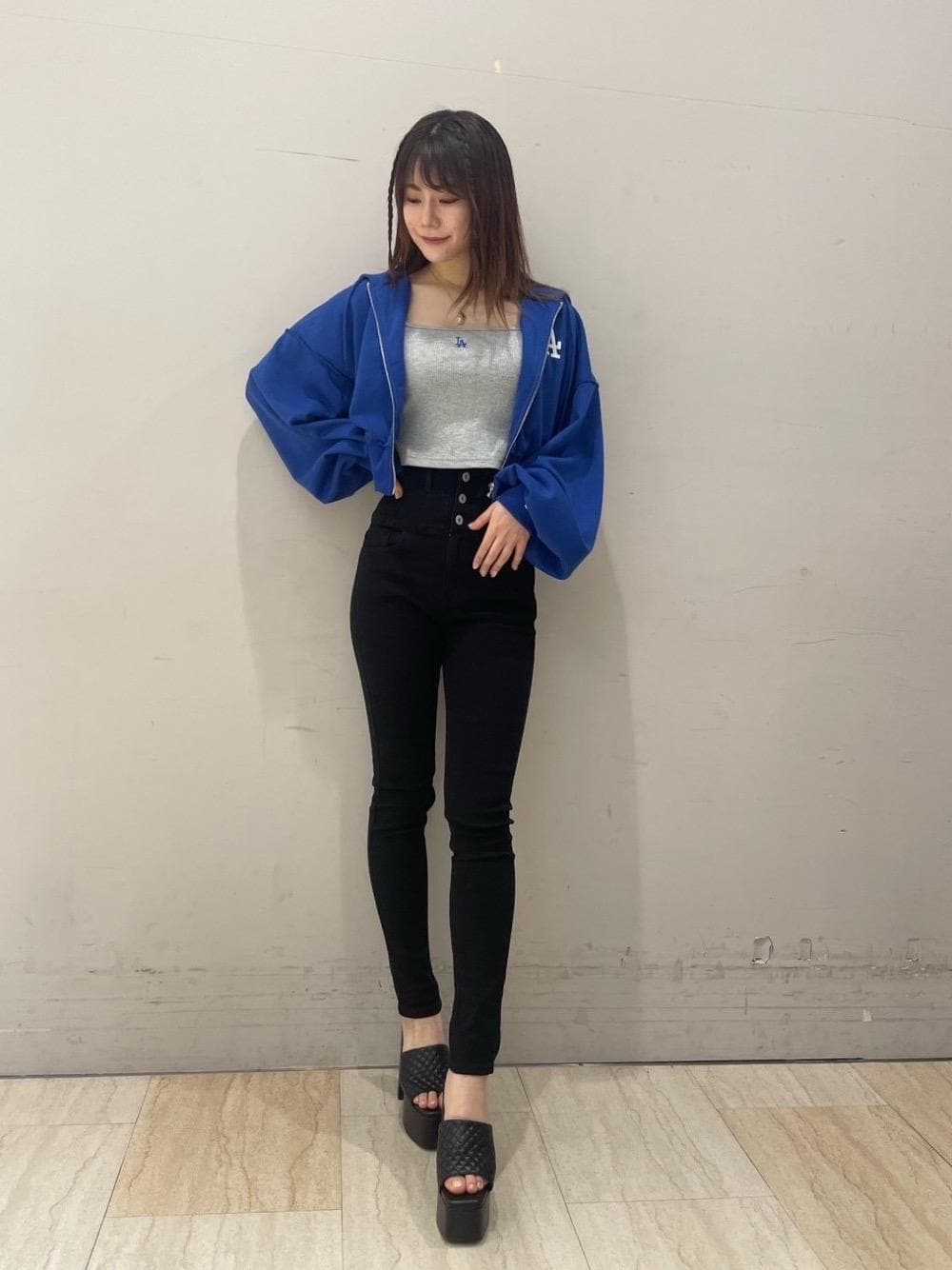 「カジュアル、スキニー、ハイウエスト、ショートトップス、キャミソール、厚底サンダル、MLB、ショートパーカー、骨格ストレート、でにむ」｜「SPIRALGIRLのハイウエストハイパースキニーデニム（デニムパンツ、ブラック系）」を使った、kaoriさん（レディース・156cm）の春コーディネートの1枚目の写真