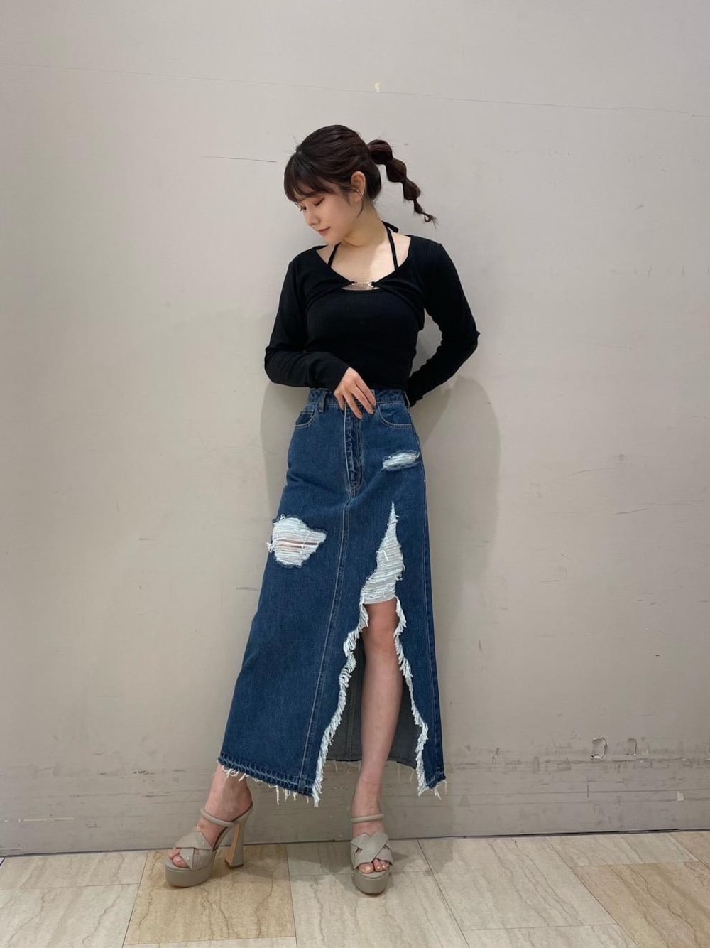 「カジュアル、ロングスカート、厚底サンダル、ボレロ、デザインデニム、骨格ストレート、でにむ、ワンピース 、キレイメ、すりっと」｜「SPIRALGIRLのデザインステッチストラップサンダル（サンダル、ベージュ系）」を使った、kaoriさん（レディース・156cm）の春コーディネートの1枚目の写真