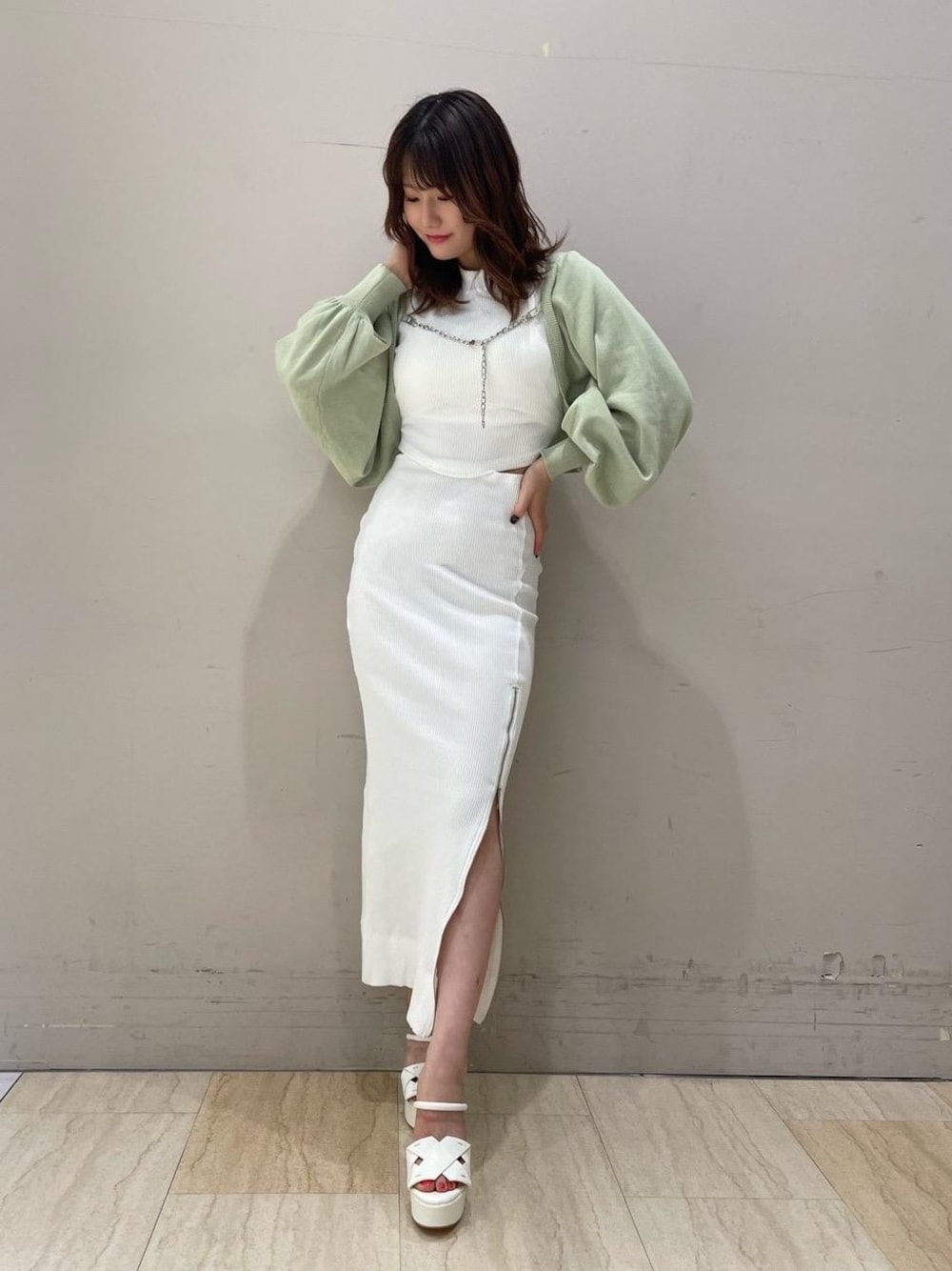 「カーディガン、ロングワンピース、ボレロ、タイトワンピース、骨格ストレート、さんだる、ワンピース 、キレイメ、キレイめコーデ😊👍✨、すりっと」｜「SPIRALGIRLの【盛れる】クロスラインビスチェ（キャミソール、ホワイト系）」を使った、kaoriさん（レディース・156cm）の春コーディネートの1枚目の写真