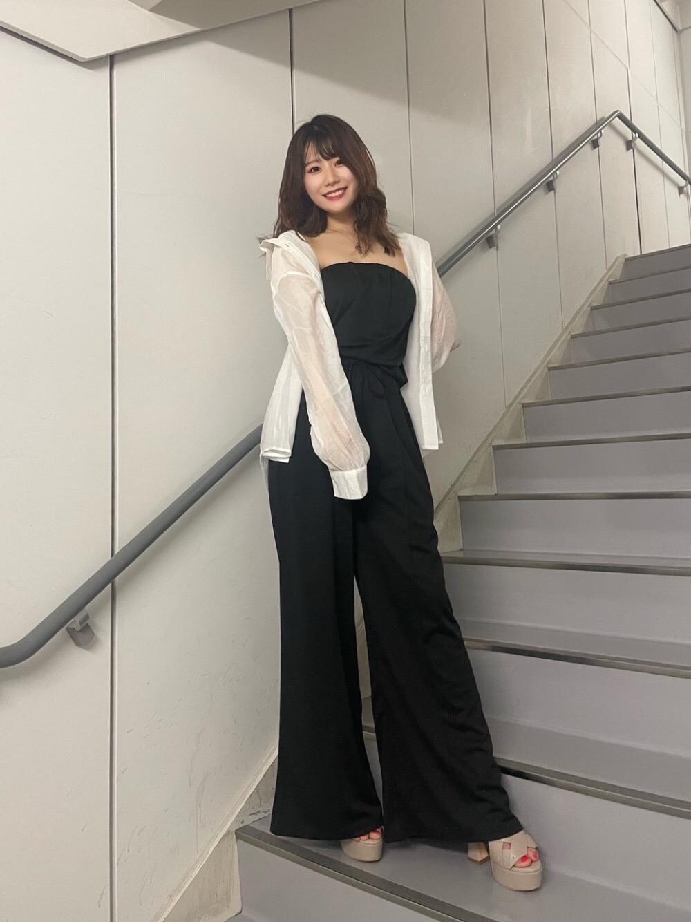 「カジュアル、オールインワン、モノトーン、シアーシャツ、厚底サンダル、骨格ストレート、さんだる、夏コーデ、キレイメ、シャツ 」｜「SPIRALGIRLのデザインステッチストラップサンダル（サンダル、ベージュ系）」を使った、kaoriさん（レディース・156cm）の春コーディネートの1枚目の写真